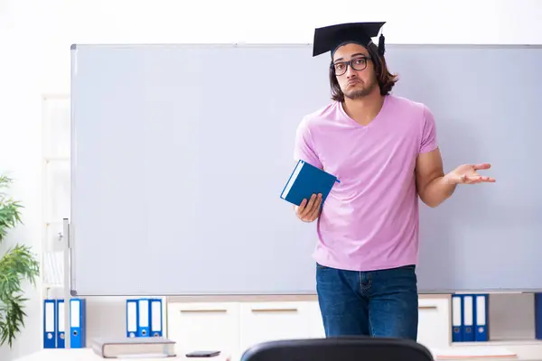 Νεαρός φοιτητής απόφοιτος φορώντας μοριοσανίδα — Φωτογραφία Αρχείου