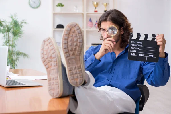 Diretor de cinema trabalhando no estúdio — Fotografia de Stock