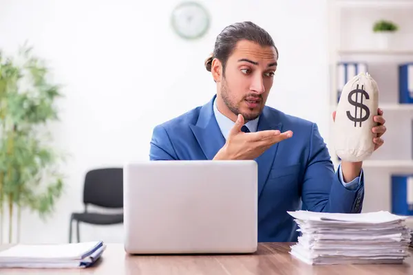 Giovane uomo d'affari che lavora in ufficio — Foto Stock