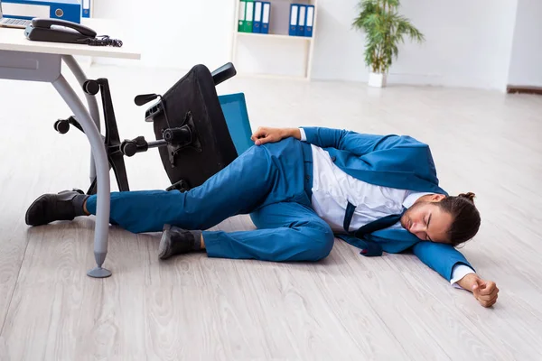 Jovem trabalhador masculino no conceito de acidente de trabalho — Fotografia de Stock