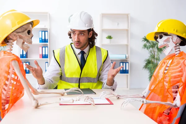 Engraçado reunião de negócios de construção com chefe e esqueletos — Fotografia de Stock