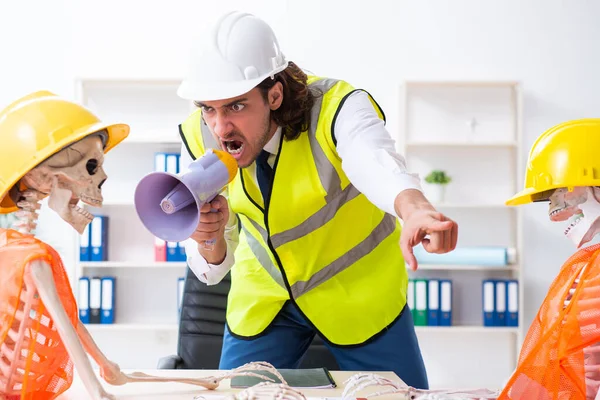 Engraçado reunião de negócios de construção com chefe e esqueletos — Fotografia de Stock