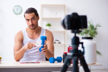 Diyet konseptinde genç bir erkek blog yazarı