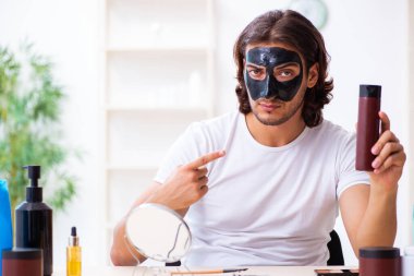 Genç erkek kozmetikçi blogu için video kaydediyor.