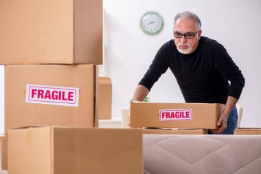 Yaşlı erkek profesyonel nakliyeci evde yer değiştiriyor.