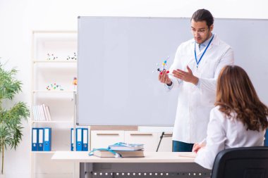 Tıp öğrencileri sınıfta.