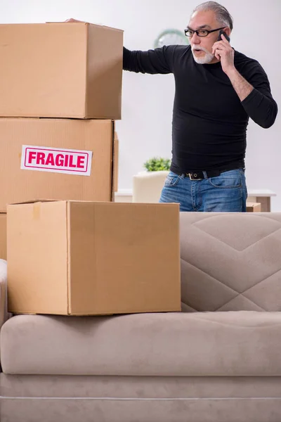 Velho homem profissional mover fazendo realocação em casa — Fotografia de Stock