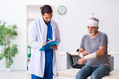 İlk yardım konseptinde genç erkek doktor ve yaşlı hasta.