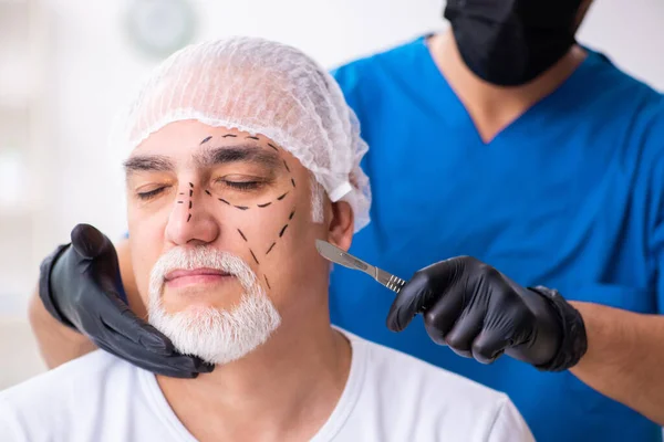 Staruszek odwiedza lekarza na chirurgii plastycznej — Zdjęcie stockowe