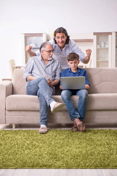 Jongen en zijn vader en zijn grootvader andere indoor — Stockfoto