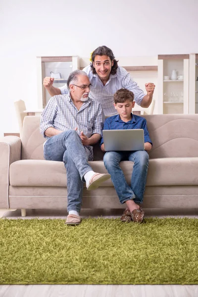 Menino e seu pai e seu grandfother indoor — Fotografia de Stock