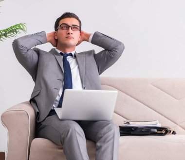 İşadamı ile kanepe oturma dizüstü dizüstü