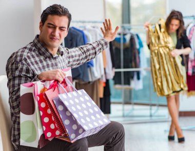 Karısı için Noel alışveriş sırasında bekleyen adam