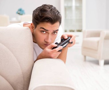 Bilgisayar oyunlarına bağımlı bir adam