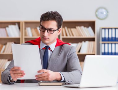 Ofiste çalışan süper kahraman iş adamı.