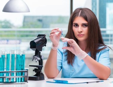 Laboratuarda çalışan genç kadın doktor