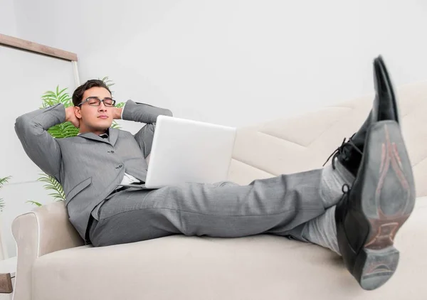 Joven hombre de negocios acostado en el sofá — Foto de Stock