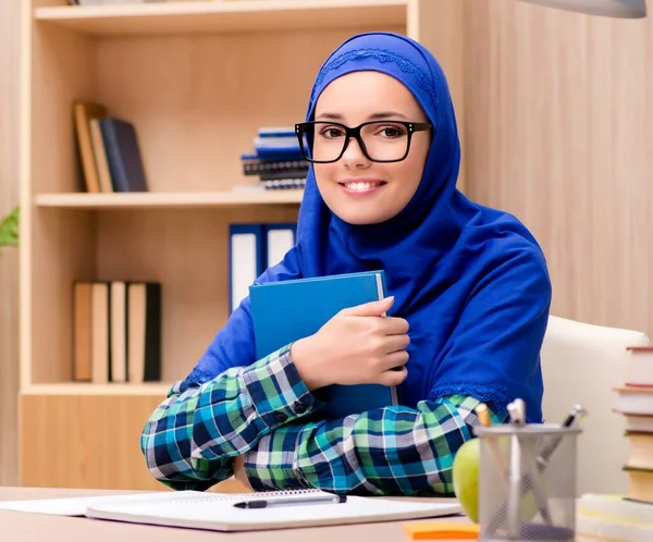 Moslim meisje vermelding examens voorbereiden — Stockfoto