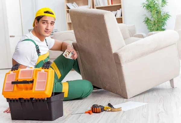 İşçi evde mobilya tamir ediyor