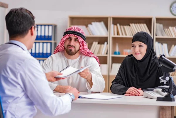Doktor poradenství arabské rodiny v nemocnici — Stock fotografie