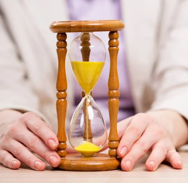 Reloj de arena en concepto de negocio en concepto de tiempo —  Fotos de Stock