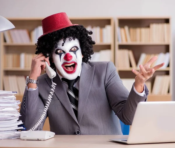 Clown zakenman werkzaam in het kantoor — Stockfoto