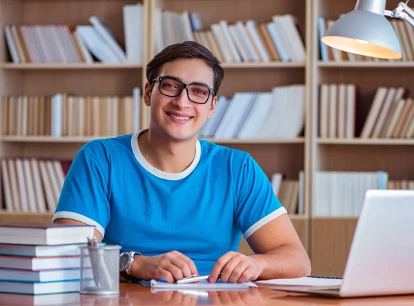 Student bereitet sich auf College-Prüfungen vor — Stockfoto