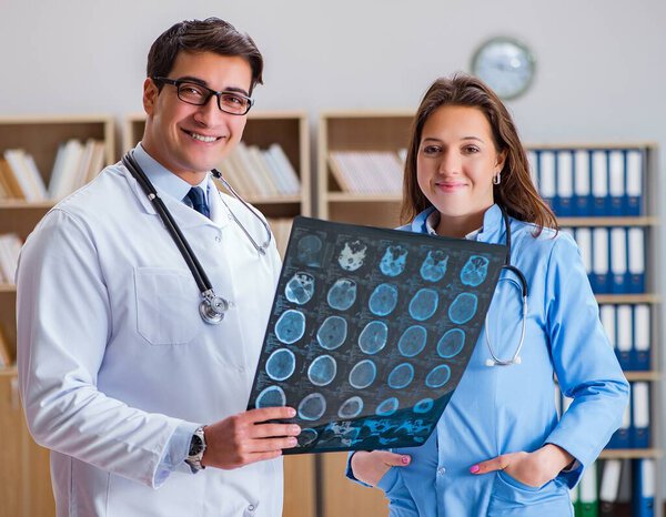 Молодой врач смотрит на компьютерную томографию рентгеновского изображения