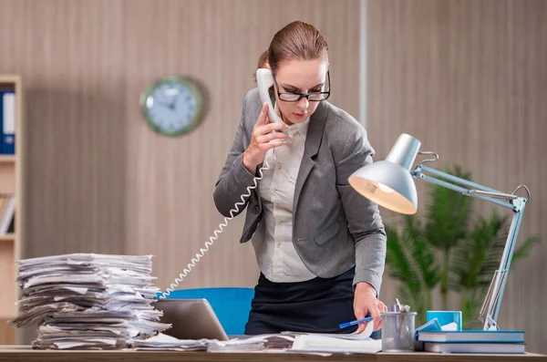 Geschäftsfrau arbeitet im Büro — Stockfoto