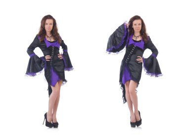 Menekşe ve siyah elbise giyen kız beyazda izole edilmiş.