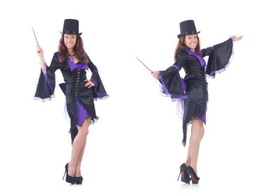 Kadın sihirbaz beyazların arasında.