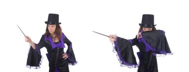 Kadın sihirbaz beyazların arasında.