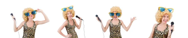 Grappige zangeres met microfoon en zonnebril geïsoleerd op wit — Stockfoto