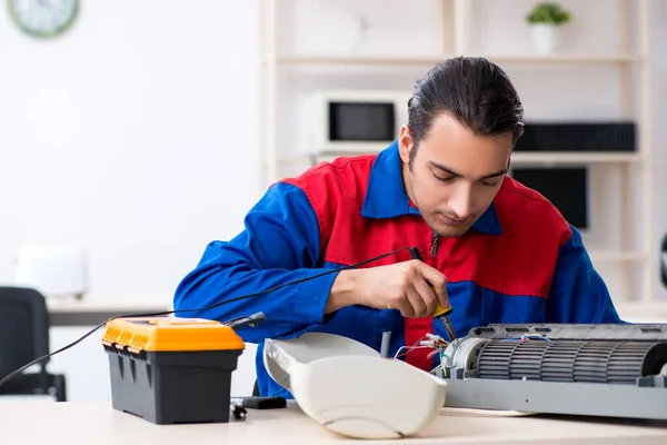 Ung reparatör som reparerar luftkonditioneringen på garanticentret — Stockfoto