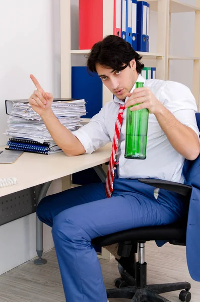 Молодий бізнесмен співробітник п'є в офісі — стокове фото