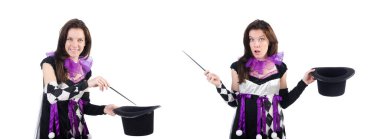 Kadın sihirbaz beyazların arasında.