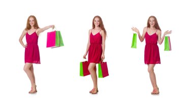 Alışveriş torbaları olan kadın beyazda yalnız.