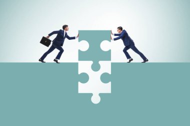 Yapboz ile takım çalışması kavramında iş adamı