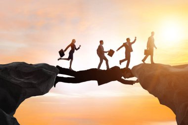 İşadamı destek konseptinde köprü görevi görüyor