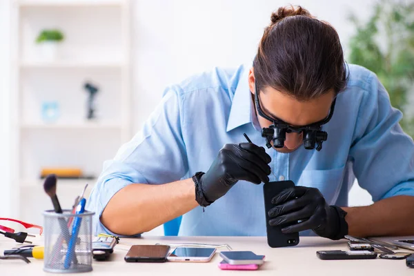 Ung manlig tekniker reparera mobiltelefon — Stockfoto