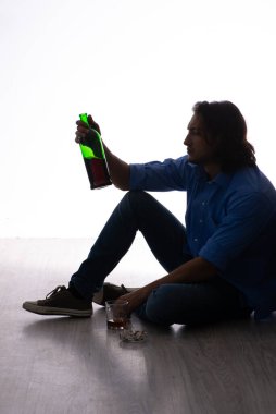 Genç adam alkolizmden muzdarip.