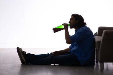 Genç adam alkolizmden muzdarip.