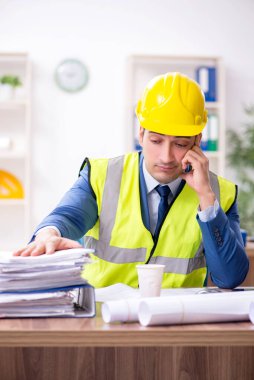 Ofiste çalışan genç erkek mimar.