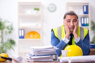 Ofiste çalışan genç erkek mimar.