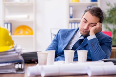 Ofiste çalışan genç erkek mimar.