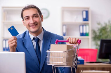 Ecommerce konseptinde genç erkek işadamı