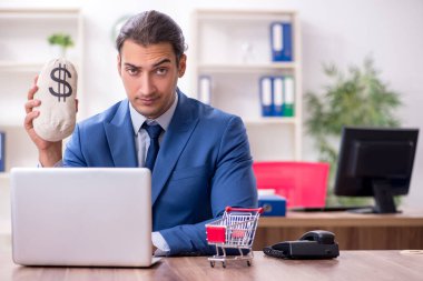 Ecommerce konseptinde genç erkek işadamı