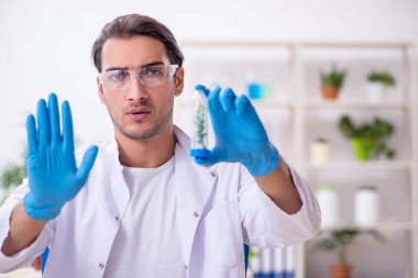 Laboratuvarda çalışan genç bir kimyager.