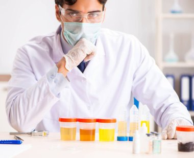 Laboratuvarda çalışan yakışıklı bir kimyager.