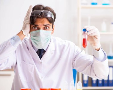 Laboratuvarda çalışan yakışıklı bir kimyager.